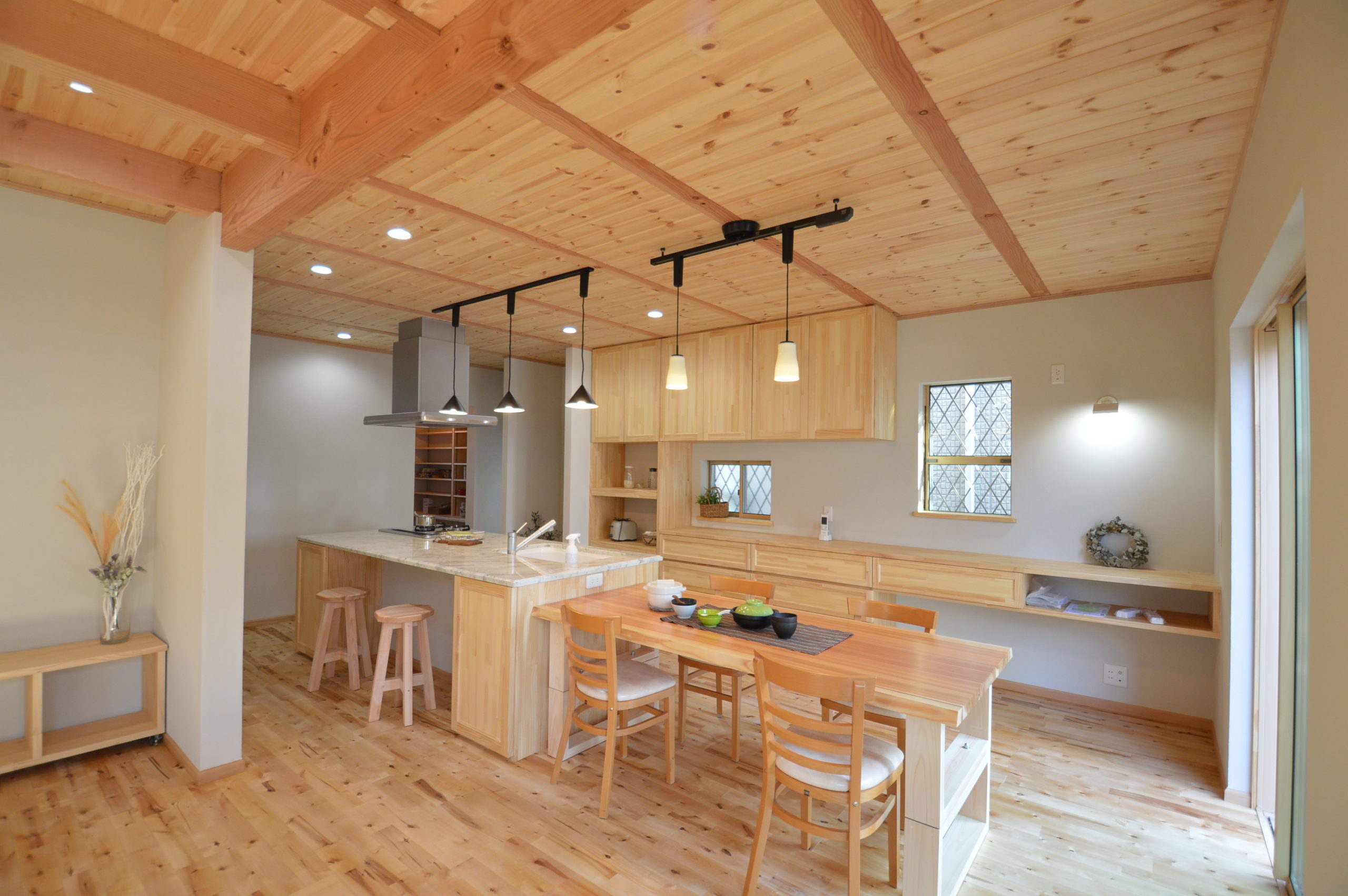 広いリビングと木のアイランドキッチンの家 浜松市の住宅会社 今井建設