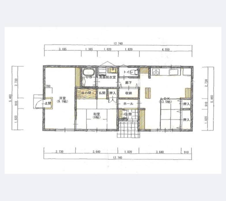和室に床の間・仏間を備えた横長の平屋