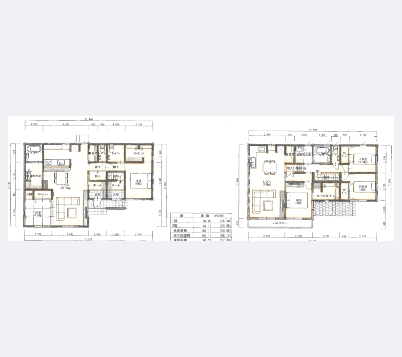玄関前の木の格子がポイントの二世帯住宅