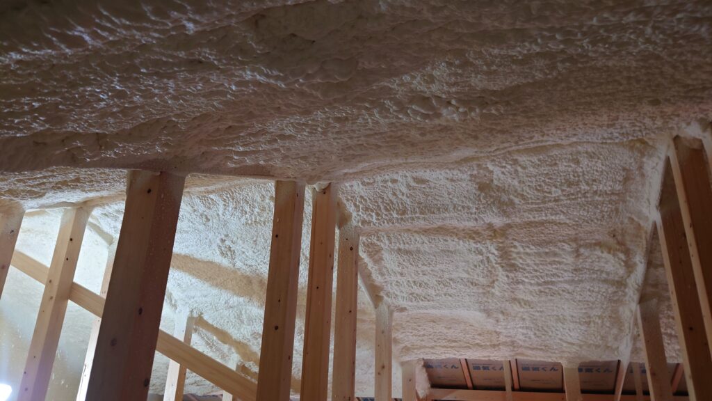 屋根断熱材吹き付け作業です